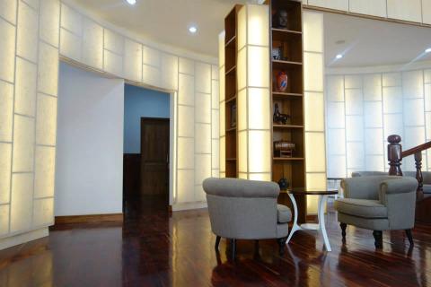 ココチラボ&ndash;ココチライフスタイル総合研究所/空間創造事務所ココチ - KEN CLINIC
柬埔寨・金邊／ 室內設計・改建

本設計專案坐落於柬埔寨金邊的高級住宅區Boeung Keng Kong， 是由別墅改裝成的日本醫師醫療診所。 接待大廳使用一光源照射日本和紙做間接照明，和，煦的光和圓弧形的壁面使整個診所空間柔和舒適。
