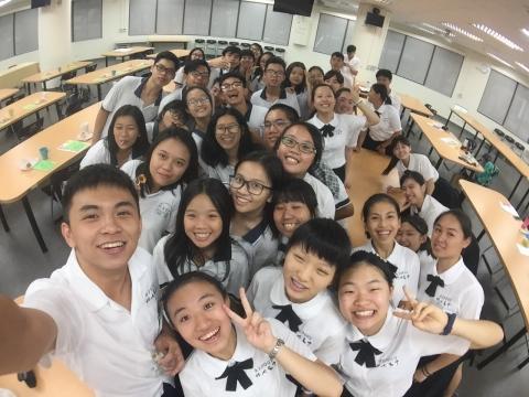 三峽皇翔玉鼎 - 高二升高三的暑假代表學校接待越南丁善理高校的師生，擔任活動負責人與隊輔，帶領越南學伴參與闖關活動。