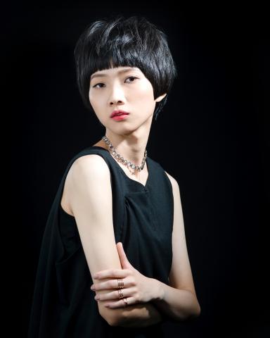 楊小泉攝影/設計 - 人像作品棚拍(黑背)
