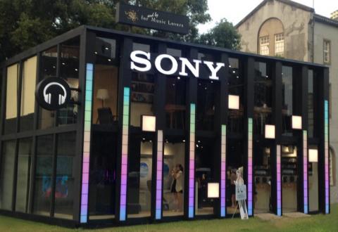 恆藝廣告設計坊 - 店面造型採用ＬＥＤ光源變化仿製等化器效果，夜間變化在於空曠地上呈現，較易吸引眾人目光，達到廣告效益。