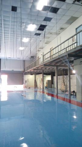 沅冠裝潢工程有限公司 - 施工前天花板挑高6米需完成面4米3及夾層下施作隔間，夾層扶手上補隔間