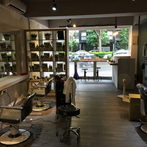 禾峰設計。系統櫃/ 廚具/ 台中室內設計/ 超耐磨地板 - 工業風的商業空間設計與施工,此店業績不錯喔.空間看起來昂貴其實不貴,免費到府丈量,設計.