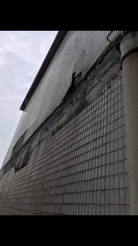 天降神兵外牆防水工程行 - 外牆嚴重剝落，如果不加以保養及處理，掉下來的磁磚可能會砸傷路人