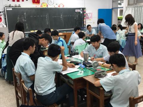 何于任 - 日後將會擔任實習老師。
圖為至國中觀課照片。