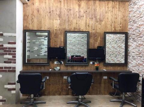 晉維室內裝修 - 此案為：大雅髮拉俐
此案牆面使用杉木板，漆上室外護木漆
鏡子部分，使用烤漆線板改造過後與先前的老舊鏡子相較之下質感化了不少。
牆面部分，使用壁紙和清水泥塗抹的做法讓原本凹凸不平的牆面更有修飾的效果
檯面使用耐刮，高質感的美耐板下去施作，方便水洗擦拭好清潔，店家使用過後十分喜愛呢
這次風格偏向於時下的工業風格
施工完畢許多客人大大讚許 ?