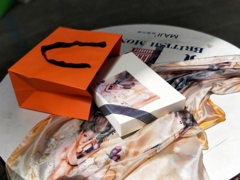 彩繪希望工作室 - 戴在身上的情書，藝術授權經典限量春絲巾