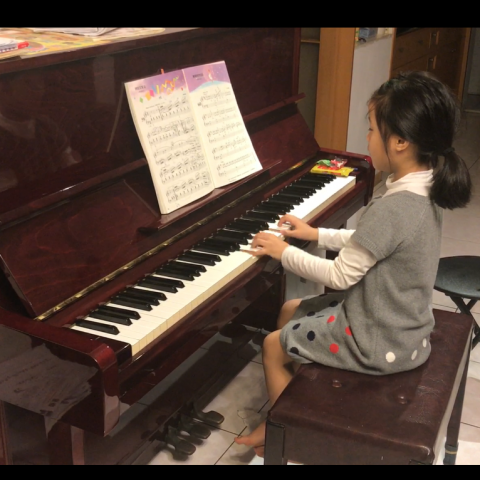 王老師鋼琴家教 - 7歲女孩，一年半學習經驗，已會阿拉貝斯克、天空之城、千與千尋等等曲子