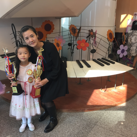 邱 老師 - 恭喜努力的右右，榮獲『幼兒組 第一名 』，謝謝妳的好努力！
第一名 居然有 2 座獎盃 