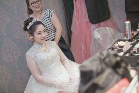Lulu Chang stylist 。露露 整體造型/新娘秘書 - 婚攝把我跟新娘的互動 
拍的很自然開心
這就是LULU要傳達的互動
當天除了專業的技術之外
15年的經驗也讓你不怕碰到大大小小的狀況 
LULU都會盡力幫你一一解決哦!!
有LULU在最安心