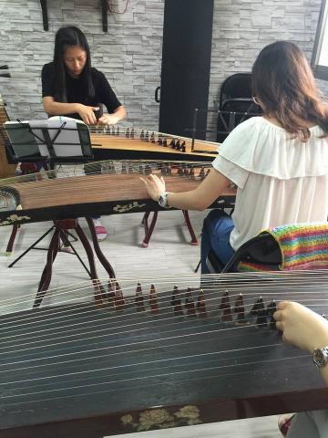 箏心古箏音樂教室 - 團班認真一起上課的同學們!