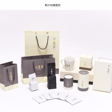 深白設計有限公司 - 小品茶_包裝設計

茶罐設計理念
將直式排列LOGO擺放至上蓋偏下緣的位置呈現視覺穩重效果，並將品字LOGO獨立放置於罐頂增加消費者對於品牌的視覺印象。 
且將LOGO放置於下蓋，當開起包裝時可再次增加品牌印象，整體以極簡的視覺意象呈現，並以紙張材質提高質感。 

印刷建議
建議可使用雲波紙類有浮凸面的紙張印刷，LOGO部分可做局部亮光。 
