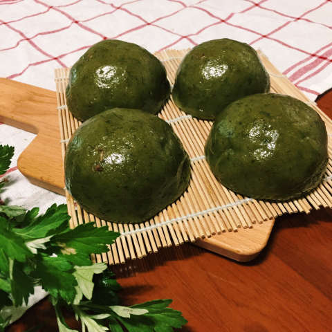 Mrs.ma 古早味食品坊 - 艾草菜包 (葷/素)｜原價 $ 30 
新鮮艾草葉，全程手工採集與挑選，經過熱水熬煮後，再搭配糯米團揉製而成的外皮。內餡採用新鮮豬絞肉，先炒香菇把香氣逼出來，加入蝦米與豬絞肉共同翻炒。炒至後待涼後，就能包製而成一顆顆Q彈的艾草包。

而艾草包的好處，是其中的艾草葉！《本草》載：「艾葉能灸百病。」，不但能理氣血、溫經脈、逐寒濕、止冷痛等症，總而言之對身體健康來說，是