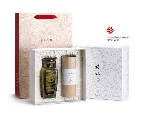 品牌的造型師，行銷的支力點。 - 茶夫子 茶器禮盒整體設計
獲得國Reddot設計獎
【杉林穀雨】高山茶的保險箱
(包含玻璃氣密瓶開發設計)