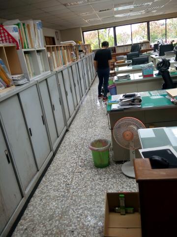 譽潔清潔公司 - 美女姐姐使用磨石子機台除蠟