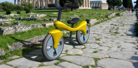 彭聿采 - 產品設計，兒童滑步車設計。簡介：利用有故事性的滑步車， 吸引小朋友， 並正向影響小朋友的個性，與發展小朋友的體適能能力。