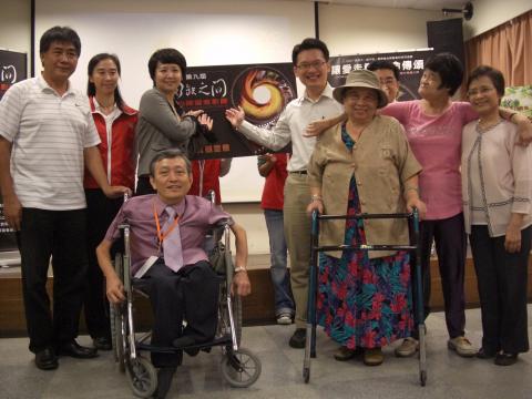 徐玉樺 - 金鐘金馬影帝導演製作人 梁修身
金馬影后 王涓  
廣播金鐘主持人  劉銘
十大傑出青年 黃美廉  劉銘