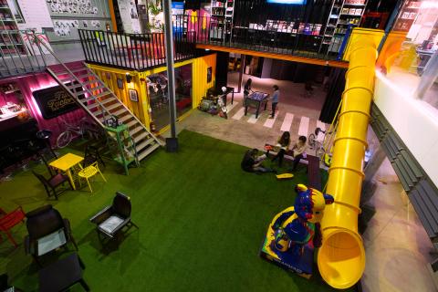 oostudio - SUBKARMA Fun Factory 空間創意規劃： (怪獸級挑戰全紀錄請至：oostudiotw.wordpress.com)

外觀普通的工廠，踏進門卻是截然不同的世界：迎面而來的熱鬧音樂、鮮黃色的巨型溜滑梯、全透明辦公空間、職業手足球台、專業展演(講座)空間、懸浮橘色展示走廊。這些充滿顏色與個性的每個角落，全是用貨櫃堆砌而成。