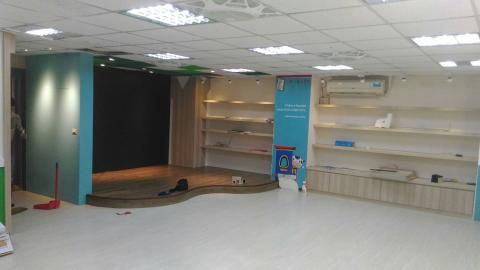 永祿地板工程 - 大家好  我是一名pvc塑膠地板工程的師傅 至於經驗有七年以上  希望能為你服務到最好 價錢公道 做事細心 該用甚麼方式施工就用甚麼方式 施工 絕不偷工減料 讓你有舒適環境 也讓你滿意 