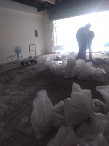 程自強 - 照片為電面裝修，將地面瓷磚打除後照片