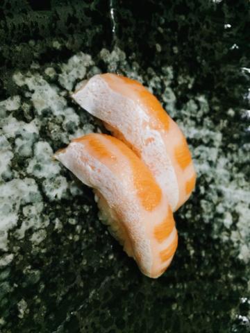 姜翔舜 - 鮭魚握壽司
上面的鮭魚是從漁港抓來的