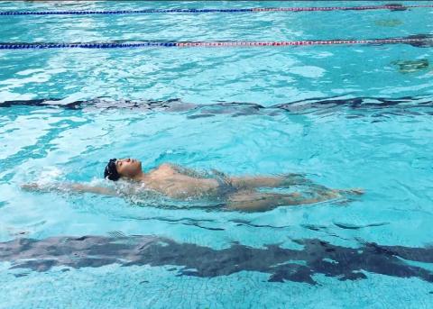 雷納德游泳教學工作室 - 仰式(Backstroke)
運用腳部踢水幫助身體呈現水平，划手的重點在於運用轉體幫助身體流線型前進，以及將身體做出延展