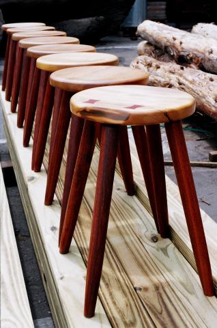 墨田木藝室內裝修有限公司 - 將實木的材料
盡可能的利用
進而衍伸出簡潔的板凳