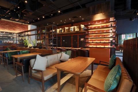 ココチラボ&ndash;ココチライフスタイル総合研究所/空間創造事務所ココチ - WATANABE COFFEE
新加坡／ 店鋪設計・品牌規劃

位於新加坡的人聲鼎沸的烏節路（Orchard Road）上的伊勢丹斯科特店。 早上是咖啡廳，晚上是酒吧，提供奢侈的休憩空間 是經常作為電影以及電視劇的外景使用的高人氣咖啡廳。