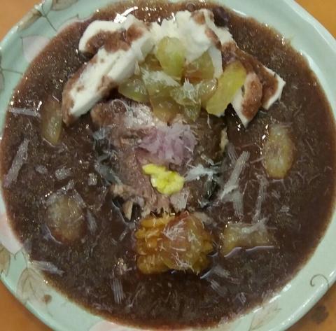 雨咚奇異科技有限公司  - 即興料理:清蒸午仔魚,醬汁是魚湯熬
                      煮蕎麥紫米而成