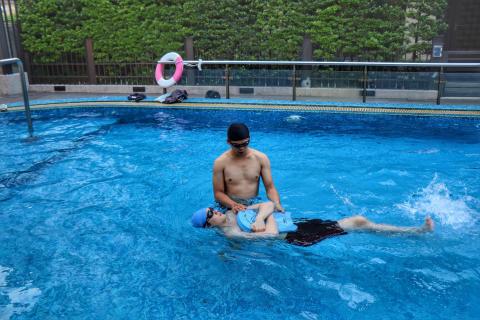 游馥宇 - 利用浮板教學仰式打水