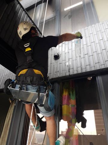 葉欣宇 - 外牆磁磚修補