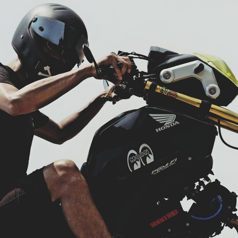 提供快遞服務的專家陳威廷