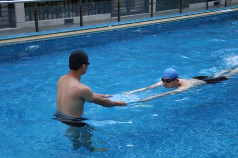 游馥宇 - 利用浮板教學漂浮打水換氣