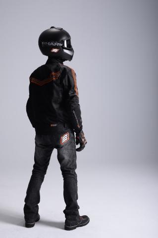 JS攝影事務所 - 個人形象照拍攝，於專業攝影棚，用多燈情境式佈光拍攝，可於拍攝後去背並自然地融合環境背景