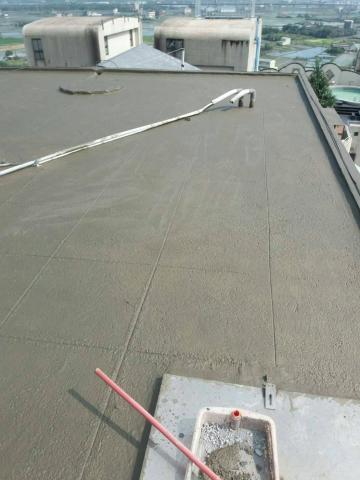 翔鴻工程公司 翔鴻防水工程公司 - 公寓大樓頂樓防水，隔熱施工。清除整地