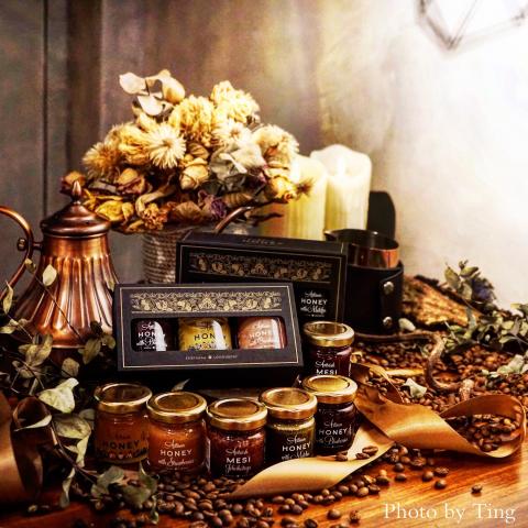 張婷婷 - 與咖啡廳合作商業攝影，包含從擺設構思到拍攝與後製