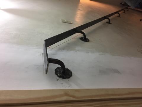 立翔國際鋼鐵鋁設計有限公司 - 吸壁式烤漆鍛鐵扶手，施工照