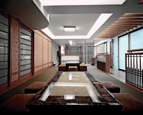 京采空間設計 - 艾強生淨水科技事業集團- 板橋廠區
面積:1~5樓 / 750坪 (實際使用) 。 
人數:200人。
風格:日式 / 工業 (混搭)。
老舊工業廠房改造,使用空間規劃有 "工廠設備" 與 "行政區" 的橫向分佈;"後台研發" 與 "前端行銷" 的縱向架構,規劃上定位幾個不同樓層的空間主軸。
拾級而上逐層分佈的業務功能藉由設計概念整合上下游技術供鏈,聯結觀念行銷、凸顯效率務實的企業性格。 京采空間設計 - 艾強生淨水科技事業集團- 板橋廠區
面積:1~5樓 / 750坪 (實際使用) 。 
人數:200人。
風格:日式 / 工業 (混搭)。
老舊工業廠房改造,使用空間規劃有 "工廠設備" 與 "行政區" 的橫向分佈;"後台研發" 與 "前端行銷" 的縱向架構,規劃上定位幾個不同樓層的空間主軸。
拾級而上逐層分佈的業務功能藉由設計概念整合上下游技術供鏈,聯結觀念行銷、凸顯效率務實的企業性格。