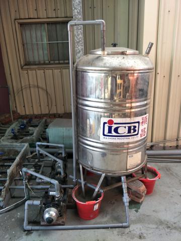 安心水電宅修 - 水塔固定，配管