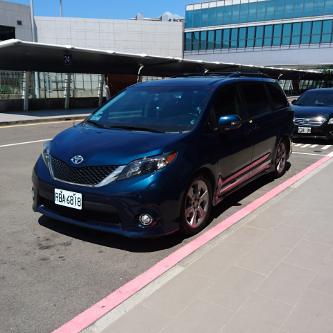 啟任台灣專業機場接送包車自由行 - TOYOTA  SIENNA  
美國原裝進口八人座休旅車，給您無拘無束的大空間!