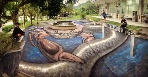 哈蘇爾 3D藝術彩繪XIV Ivers&oslash;n Haisul 3D Art - 名稱： 布農洪水神話之大螃蟹與巨蛇戰爭
形式：3D藝術繪畫
媒材：水泥漆 ‧ 水泥地面
年代： 2016
尺寸：15&times;20m
說明：布農族與鄒族都有螃蟹大戰巨蛇的洪水神話傳說。