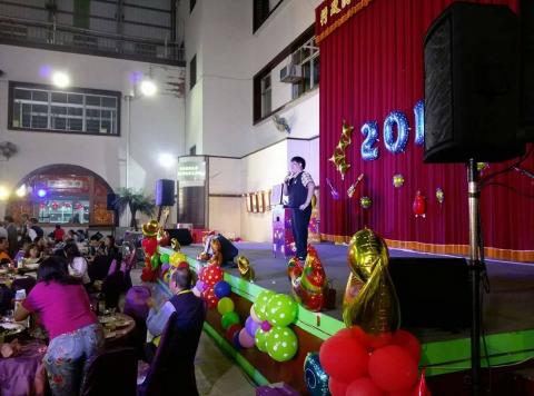 魔術師吉米 - [尾牙，企業魔術]
利用大型道具或是互動魔術帶給台下觀眾歡笑