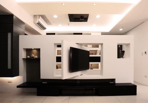 力豪設計有限公司 - 建築型式：新成屋 / 電梯華廈座落位置：新北市 / 三峽空間坪數：46坪家庭成員：兩大、兩小室內格局：三房、兩廳、書房主要風格：黑白灰-現代主要建材：木皮、石材、壁紙、黑鏡、明鏡、噴砂玻璃、烤漆玻璃、噴漆、烤漆、人造石、超耐磨木地板、金屬烤漆、人造皮革主要軟件：訂製家具、造型燈具、繃布板