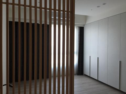 草自生 設計工作室 - 女主人是日本人，因此設計加了一點點的日式禪風味道，運用實木格柵，讓主臥室更有家的味道
