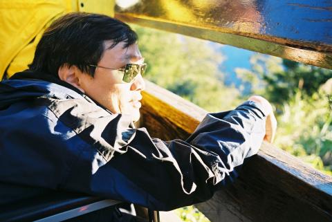 徐玉樺 - 作品  脖子以上100分 的輪椅巨人 劉銘迎接阿里山的第一道陽光
他是廣播金鐘主持人 十大傑出青年 107年還拍 勵志連戲劇 人生逆轉勝演他自己(大愛中天 優凸播出)
劉銘表示：「能阻止你起身行動的不是一雙手腳，而是你的頭腦。」患有小兒麻痺的劉銘用實際行動走出框架，用自己的聲音透過廣播溫暖聽眾，也以自身經驗鼓舞因身體殘缺而失去鬥志的人們，和那些看似身體正常，心靈卻有陰影的「非障礙朋友」。
