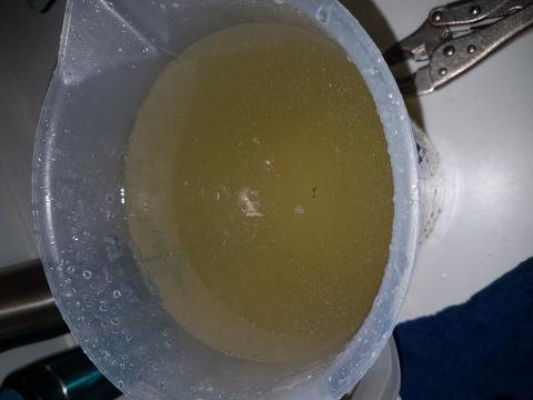 翊潔專業室內水管清洗 - 此為透天10年房屋，圖上水色為管內青苔，水面上漂浮物乃建築殘留物。此圖為本公司清洗圖