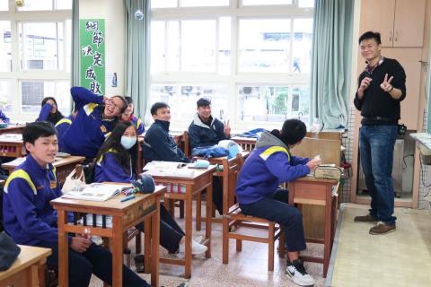 黃詩耕 - 新加坡學生、台灣學子一起上地球科學