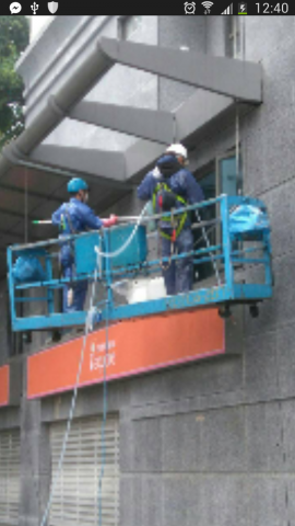 清新實業股份有限公司 - 用吊籠方式實施高樓外牆清洗