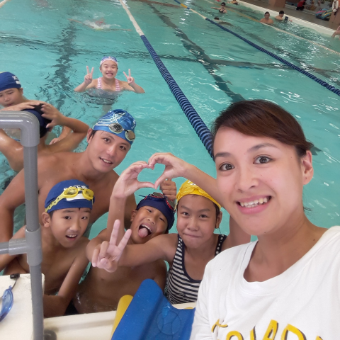 小芬 - 本身在安親班當老師，這是暑假帶學生上游泳課的照片！