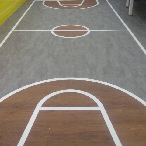 展睿工程行 - 塑膠地板做成籃球場的樣子，全部都是專業師傅一刀一刀刻做，連白色邊框都是塑膠地板哦