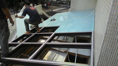 可漢國際科技有限公司 - 原是鐵皮浪板 ,遇到下雨不光是吵  還漏水,屋主忍不下去拿預算砸鐵皮 ,換了5+5採光玻璃